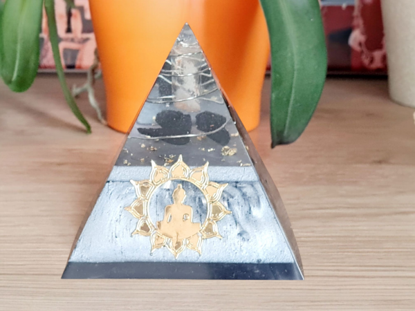 Orgonite pyramide shungite grise